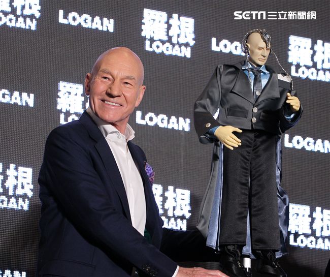 全球手做手工打造的金鋼狼、X教授布袋戲偶。（記者邱榮吉/攝影）