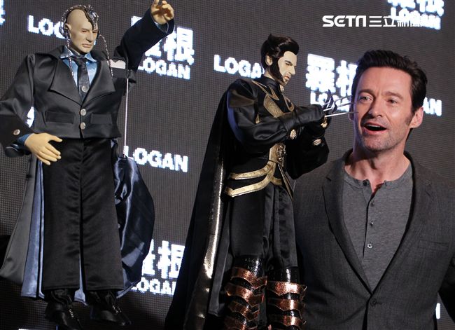 全球手做手工打造的金鋼狼、X教授布袋戲偶。（記者邱榮吉/攝影）