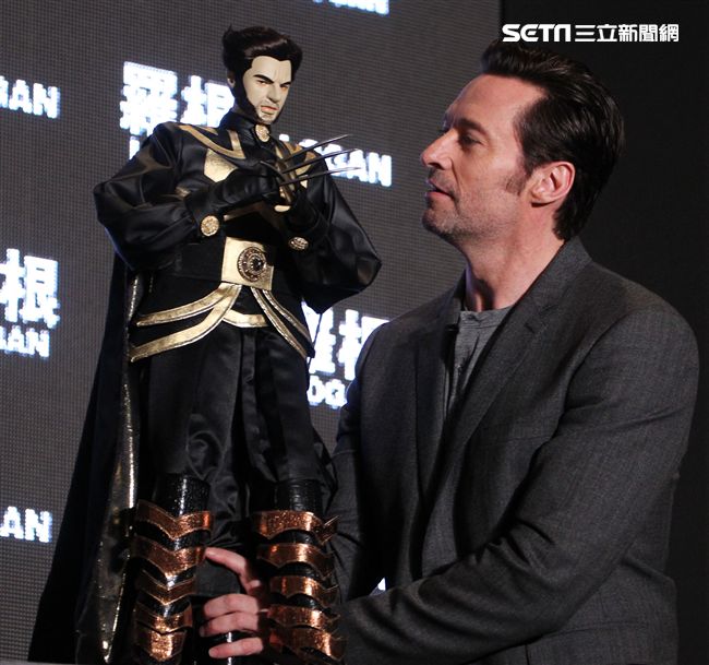 全球手做手工打造的金鋼狼、X教授布袋戲偶。（記者邱榮吉/攝影）