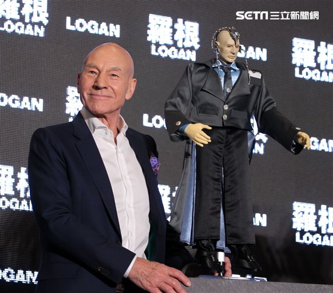 全球手做手工打造的金鋼狼、X教授布袋戲偶。（記者邱榮吉/攝影）