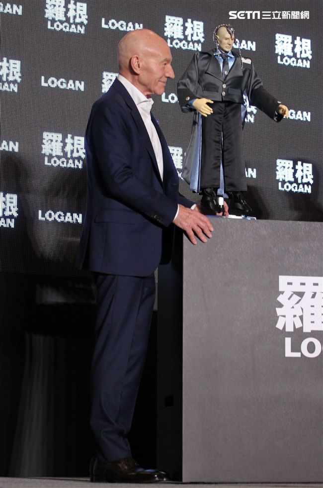 全球手做手工打造的金鋼狼、X教授布袋戲偶。（記者邱榮吉/攝影）