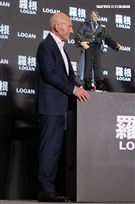 全球手做手工打造的金鋼狼、X教授布袋戲偶。（記者邱榮吉/攝影）