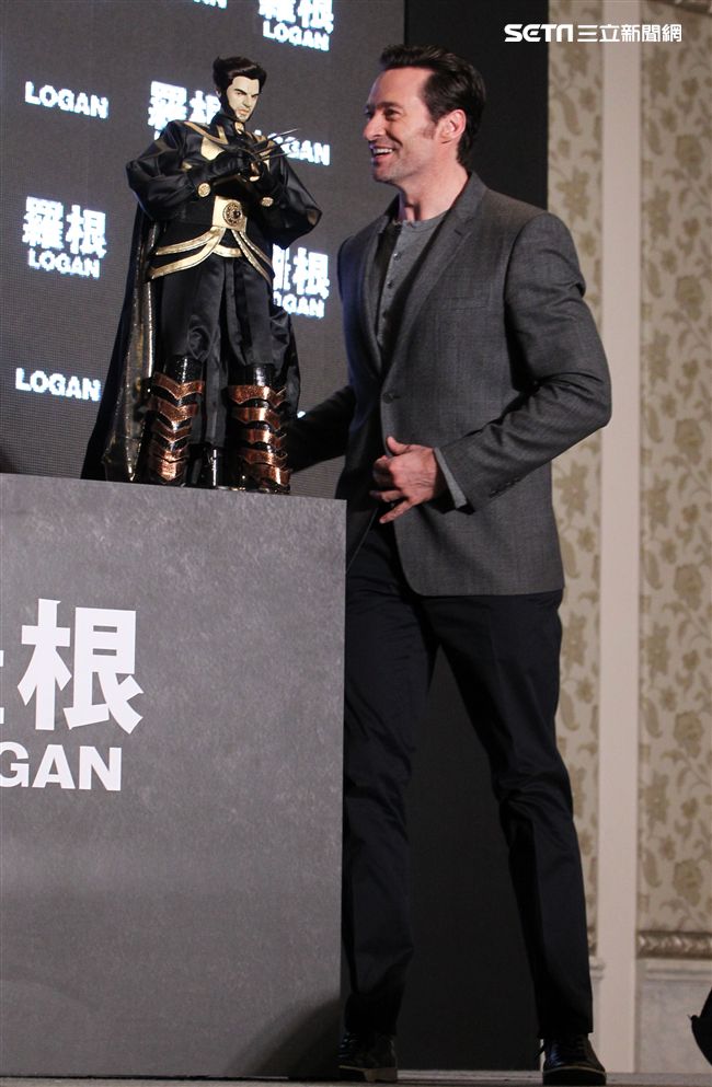 全球手做手工打造的金鋼狼、X教授布袋戲偶。（記者邱榮吉/攝影）