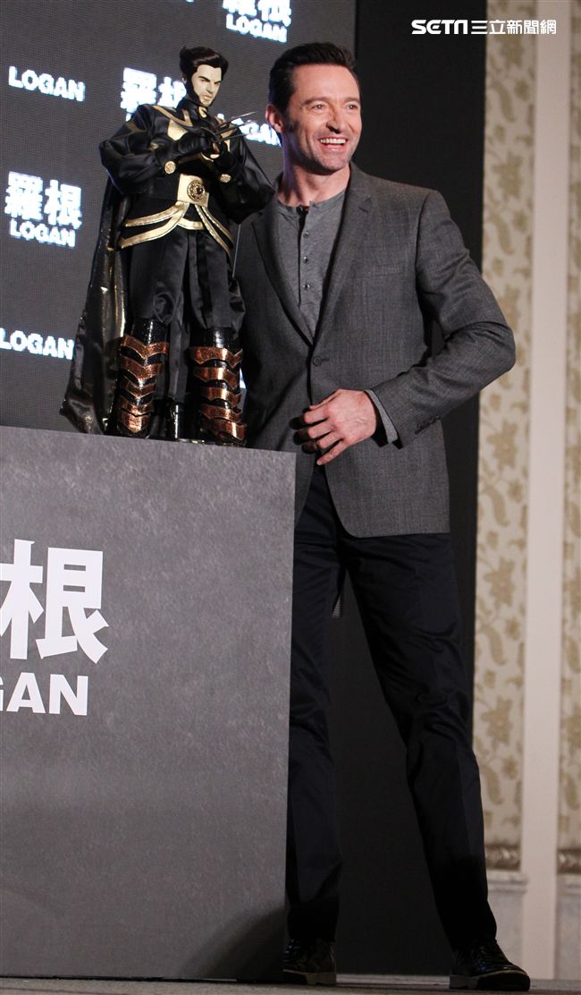 全球手做手工打造的金鋼狼、X教授布袋戲偶。（記者邱榮吉/攝影）