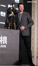 全球手做手工打造的金鋼狼、X教授布袋戲偶。（記者邱榮吉/攝影）