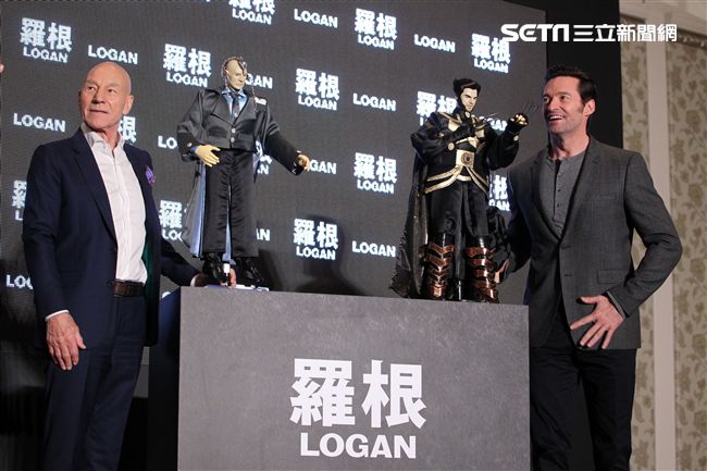 全球手做手工打造的金鋼狼、X教授布袋戲偶。（記者邱榮吉/攝影）