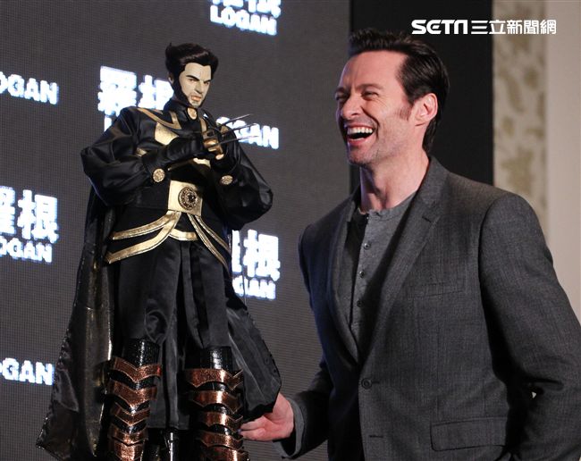 全球手做手工打造的金鋼狼、X教授布袋戲偶。（記者邱榮吉/攝影）