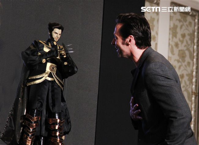 全球手做手工打造的金鋼狼、X教授布袋戲偶。（記者邱榮吉/攝影）