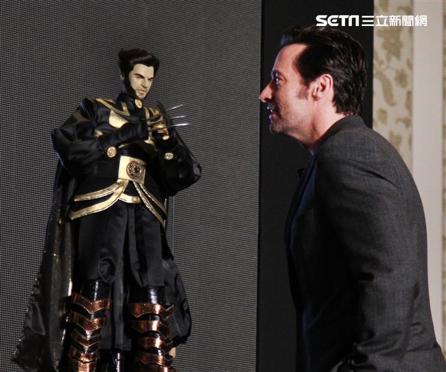 全球手做手工打造的金鋼狼、X教授布袋戲偶。（記者邱榮吉/攝影）