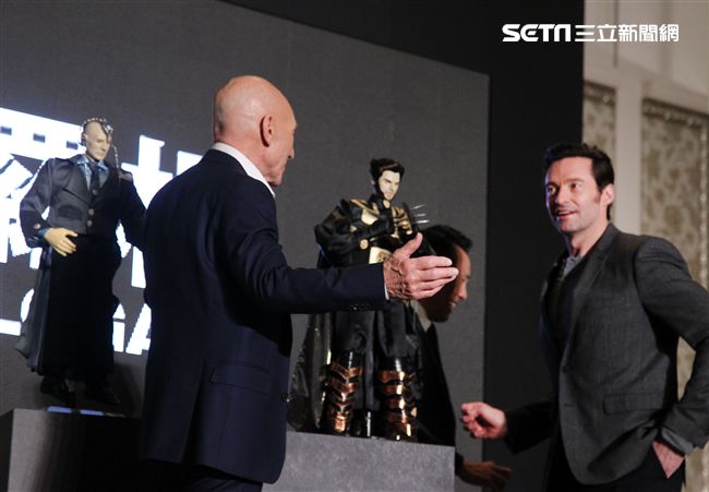 全球手做手工打造的金鋼狼、X教授布袋戲偶。（記者邱榮吉/攝影）