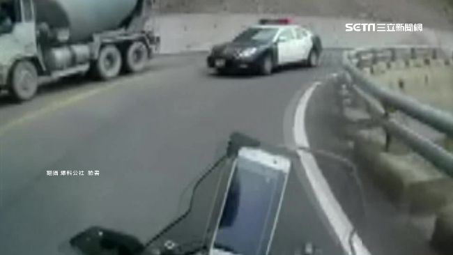員警跨雙黃線超車　險撞對向重機挨轟