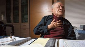 陳明忠在228事件爆發後，加入了謝雪紅領導的二七部隊，與國軍激烈交戰。講起過去，他拿出許多檔案資料。