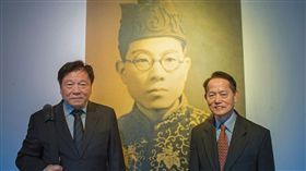 長子王克雄（右）、次子王克紹（左）在228事件發生時都只是嬰孩，父親王育霖（中）是檢察官，反對陳儀目無法紀的腐敗統治，招來殺身之禍。
