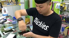友人撕開手機膠膜。
（圖／網友KidSu YanFu提供）