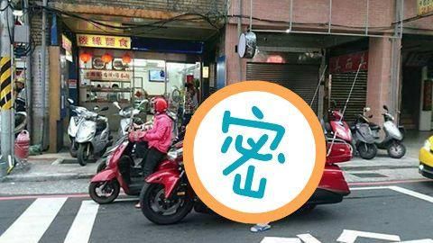 超霸氣！阿伯這樣騎重機　網友直呼狂