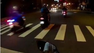 GG了！趁凌晨闖紅燈　下一秒就悲劇