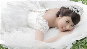 癌症,禮服,白紗,婚紗照,陳泊羽,乳癌,繪本,影片,抗癌,禮物,遺憾,夢想　圖／陳泊羽臉書