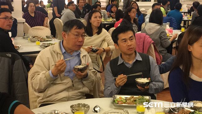 北高挑戰行餐敘　柯請車友吃自助餐