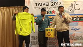 台北市長柯文哲28日晚間出席「我們一起北高挑戰行」活動餐敘　送腳踏車、原味車衣　盧冠妃攝