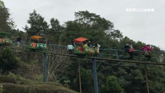 渡假村登山列車故障　遊客驚險走軌道