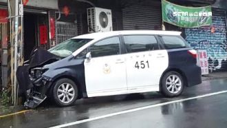 疑天雨路滑　警結束巡邏卻自撞電線桿
