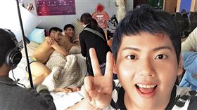 網紅胖虎（前）跨足大銀幕，第一場戲就是激情床戲，猶如闖入叢林的小白兔。（胖虎提供）