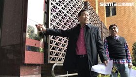 台北市議員鍾小平北檢告發蔡丁貴毀損國旗。潘千詩攝影