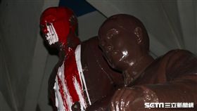 國立中山大學蔣介石銅像遭潑漆　圖／讀者提供