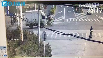 超載三輪車對撞貨車　釀1死8傷慘劇