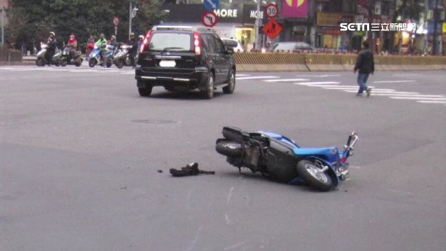 酒駕男超車釀禍　騎士路過救人被讚翻
