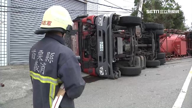 石油氣槽車過彎翻　警消戒備防外洩