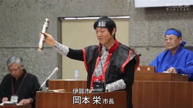 超狂市長！號召議員集體「變裝」開會
