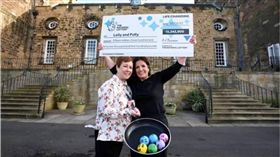 姊妹,閨蜜,獎金,樂透,英國,Metro,Lorraine Smith,Paula Barraclough　圖／翻攝自Metro