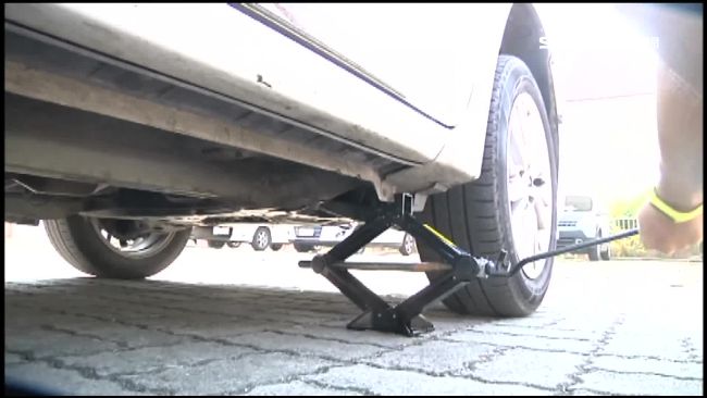 千斤頂失效！汽車維修工被車子爆頭慘死