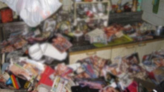男孤獨死一個月　屍體旁堆滿6噸A書