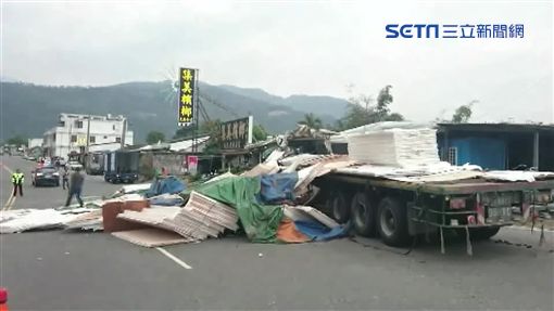 台東一台拖板車衝撞路邊民宅。