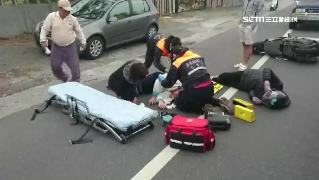 爆胎害母子摔車　民眾熱心安撫男童