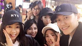 毛弟和5位女神相約看電影。（圖／翻攝自毛弟臉書）