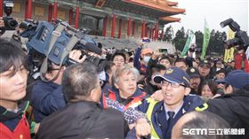 統一促進黨成員與台獨成員拳腳相向,228,統促黨,蔡丁貴,中正紀念堂 圖／記者林敬旻攝