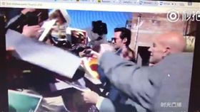 金鋼狼　大陸　遇襲