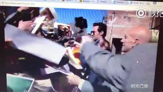 亂拿自拍棒直播　陸影迷竟棒打X教授