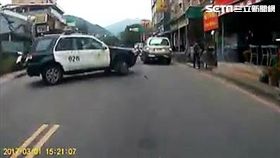 士林分局山仔后派出所許副所長，從自家停車場駛出時，不慎擦撞機車騎士，所幸只有左腳挫傷（翻攝畫面）