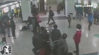 童踢髒女子外套　家長護子惹群毆