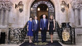 美國總統川普11日在佛州高檔的馬阿拉哥俱樂部宴請日相安倍晉三夫婦，結果又搞出一場軒然大波。（東方IC）
