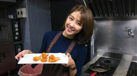 邵雨薇學下廚，被大廚誇有天份。
