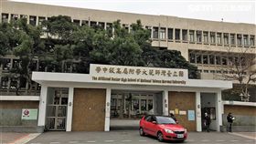 師大附中彭姓職員持刀在走廊揮舞遭警方奪刀制伏（楊忠翰攝）