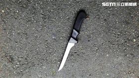 師大附中彭姓職員持刀在走廊揮舞遭警方奪刀制伏（翻攝畫面）