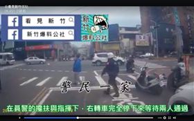 視障者鼓起勇氣踏出馬路，暖警見狀，丟車上前攙扶。