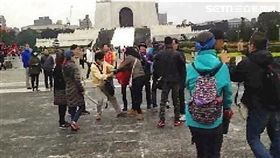 統促黨李、黃兩名成員毆傷中正一保防組長楊文振被法辦，另外蔡丁貴亦因焚燒國旗遭函送（翻攝畫面）