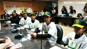 ▲偏鄉球隊恆春國中教練李祖岑與球員潘暐翔（左起）、夏振傑、吳易文、陳嘉翔，一同為中華隊加油。（圖／記者林辰彥攝）